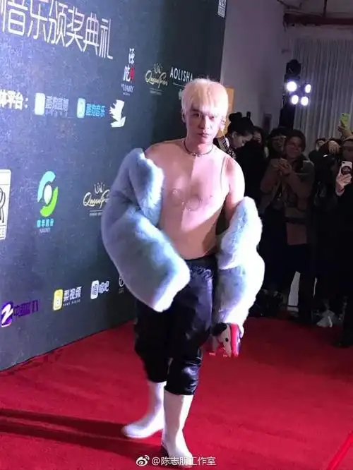 陈志朋再现雷人造型:皮草配皮裤太辣眼睛,主持人的表情亮了!