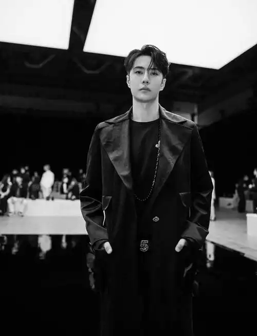 因为巴黎时装周,王一博靠他的养蜂人妆造已经在热搜上挂了一天了,除了