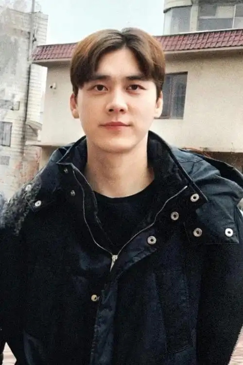 挑战每天按相册顺序发一张李易峰的照片