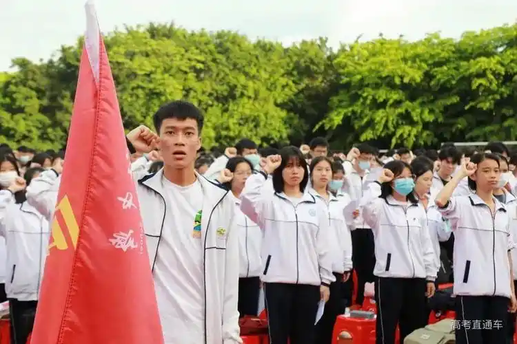 们提前感受高考氛围,5月20日晚,泉州六中举行了2022年高考"喊楼"活动