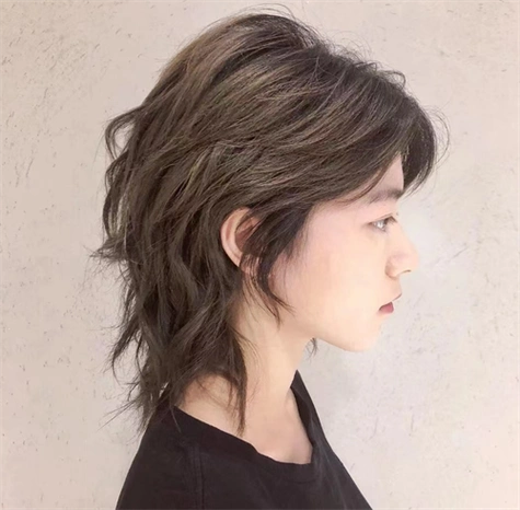 狼尾鲻鱼头发梢稍长,两边和上面的头发剪短,保留后脑