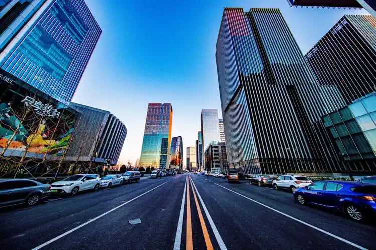 随着地铁14号线丽泽商务区站通车,丽泽的交通更加便利,往来的人群络绎