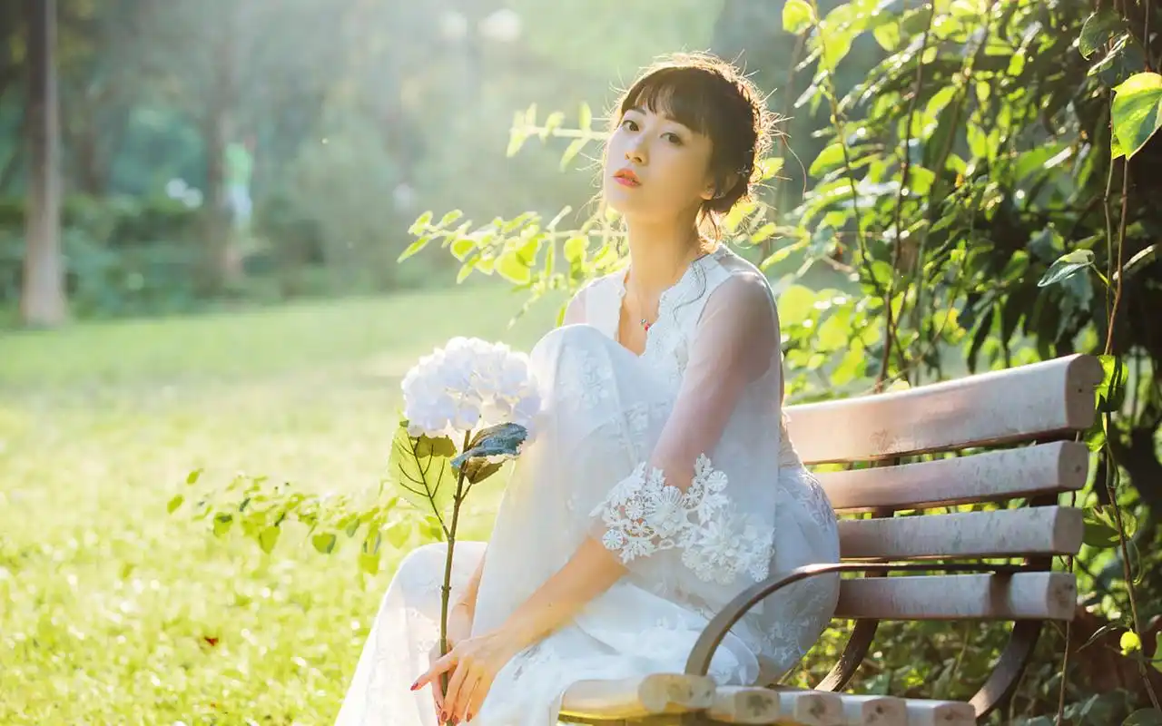 优雅美女气质白裙户外唯美写真桌面壁纸