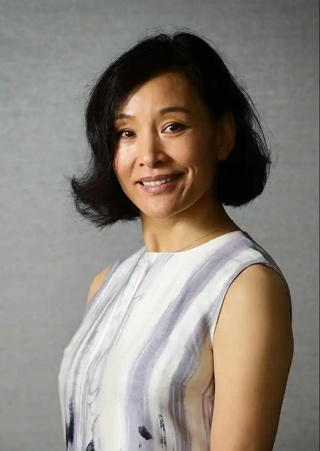 57岁陈冲时尚写真曝光穿素雅连衣裙出镜气质迷人