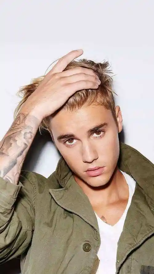 比伯终于剪回了寸头网友调侃不是每个人都是郑伊健