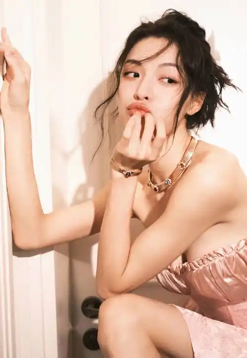 钟楚曦晒出一组性感居家写真,穿着粉色抹胸超短裙大秀事业线,长腿也吸