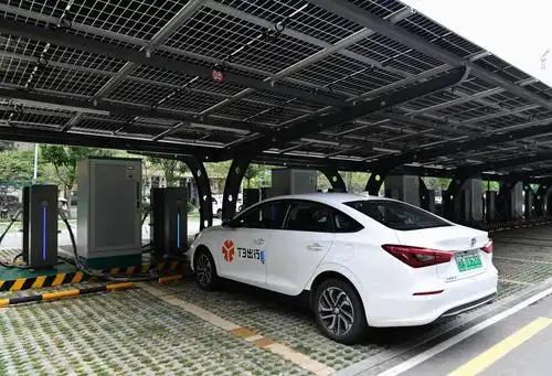 6月2日,一辆电动车在福州东二环岳峰悦享超级充电站里充电.