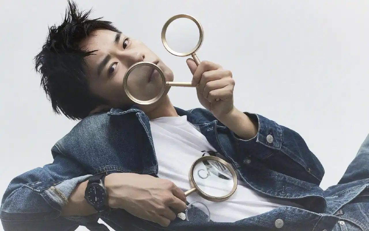 易烊千玺杂志写真图片桌面壁纸