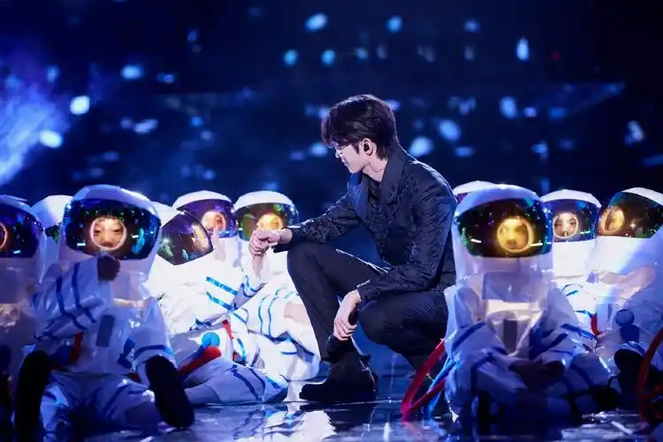 蔡徐坤跨年舞台传递大爱与正能量用实力说话实现惊艳转型