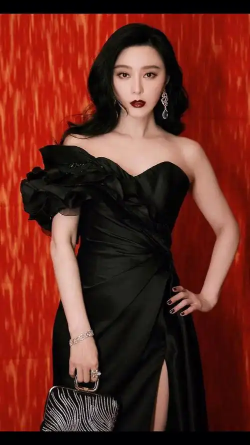 范冰冰绝美颜值妩媚撩人,身穿黑色礼服好大气