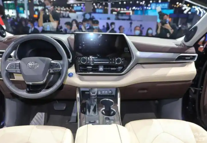 丰田汉兰达全新内饰,豪华座椅与先进车机系统