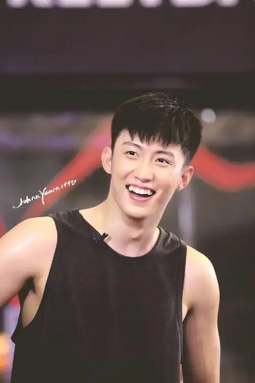 [黄景瑜][分享]170125 张嘴笑捂嘴笑,歪头杀虎牙杀,犯规了啊!