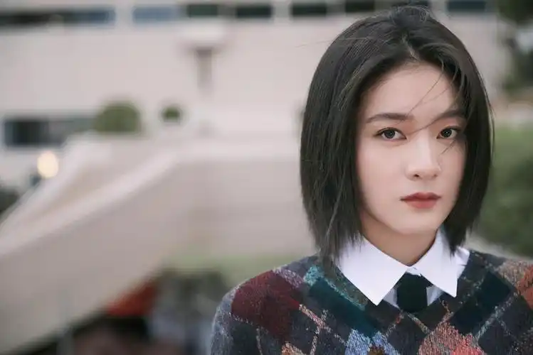 张雪迎剪短发气质更高级了,将爸爸的毛衣穿身上,简约又不失温柔