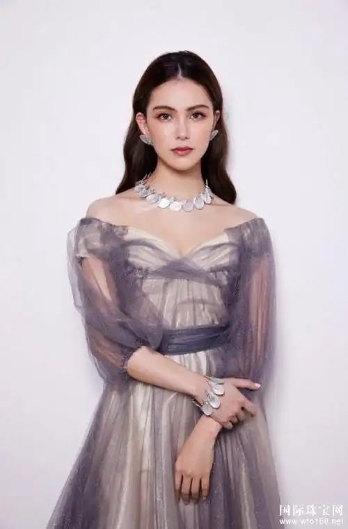 昆凌一袭蓝白珠光礼服搭配caresse de plume主题项链,耳环及手链,昆凌