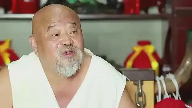 演员李琦不顾医生劝阻每天2包烟顿顿8两白酒今身体状况堪忧