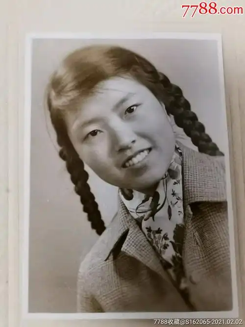 五十年代大辫子美女留影