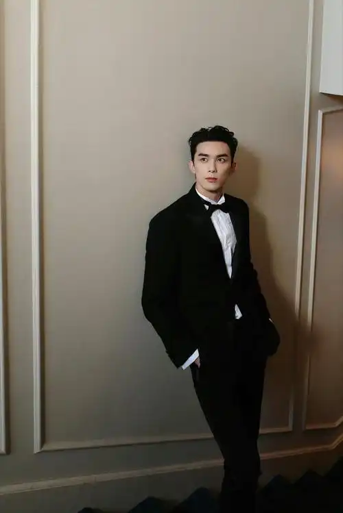 吴磊西装背头造型亮相东京电影节