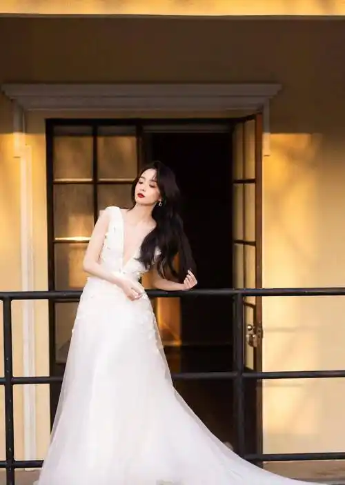 褪去了稚嫩的胡冰卿太美了,一袭白纱裙优雅高贵,黑发红唇好妩媚_建议_