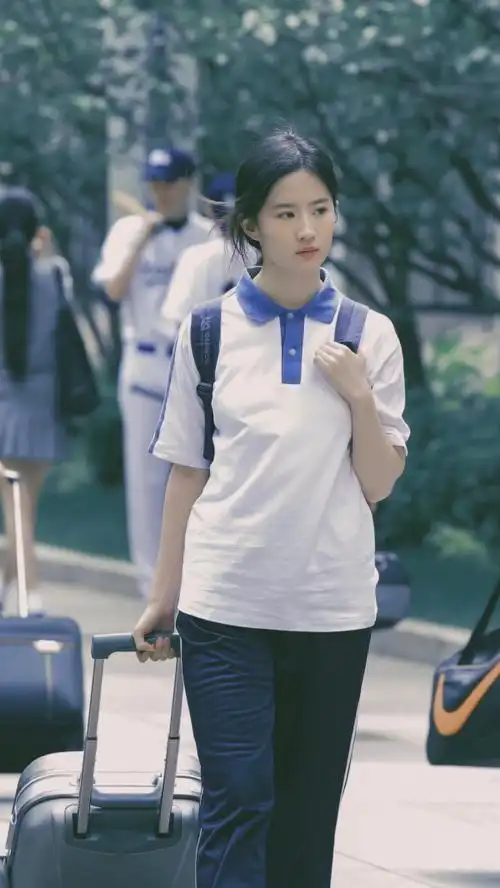 刘亦菲穿校服旧照流出 清纯让人心动