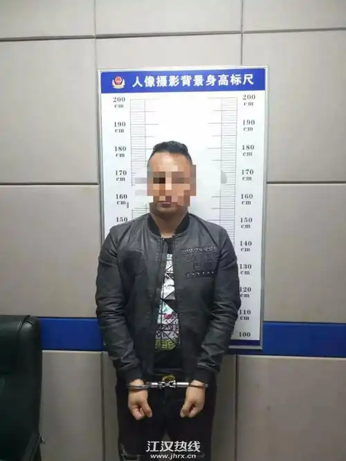 四男子深夜打架斗殴,民警发现其中一名竟是在逃嫌疑人
