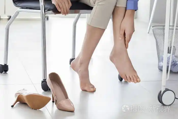 年轻女子患脚痛在办公室