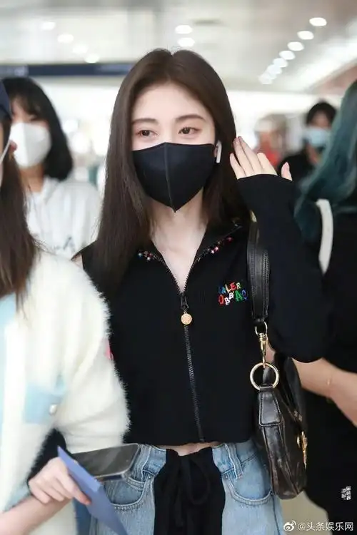 鞠婧祎的衣服拉链是个小橘子#鞠婧祎今日现身机场的造型饭拍图96