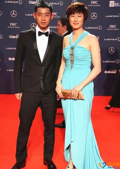 乒坛一姐丁宁宣布退役开启自己的北大之旅队友祝早日脱单