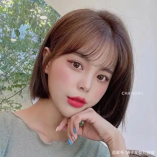 中等长度的波波头发型搭配浅色的发色也是很不错的,显白显时尚,显小显