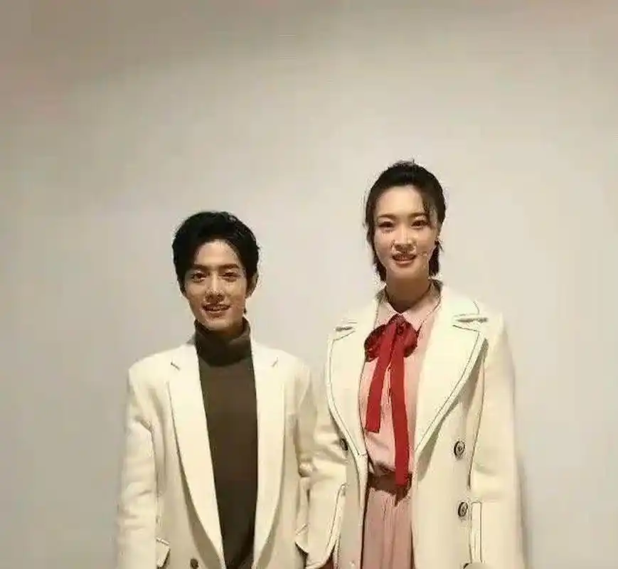 肖战和惠若琪合影太不显身高了[嘻嘻][嘻嘻][嘻嘻][嘻嘻]180的肖战变