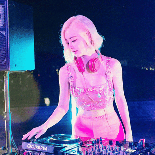 原创djsoda又转型球鞋女神街头惨遭骚扰沉迷小视频不务正业