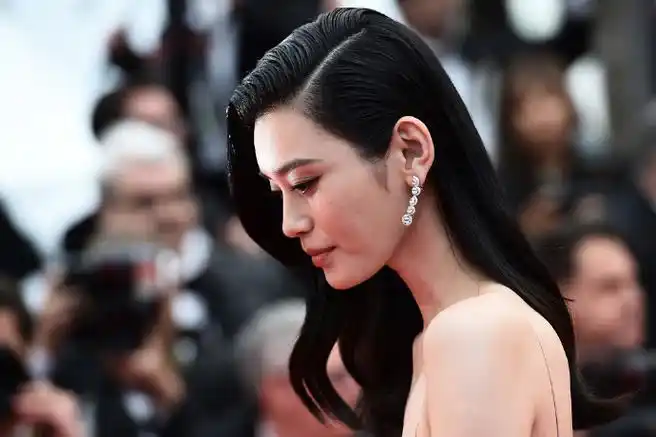 奚梦瑶#第71届戛纳电影节影片《黑色党徒》首映红毯, 一袭简单的飞