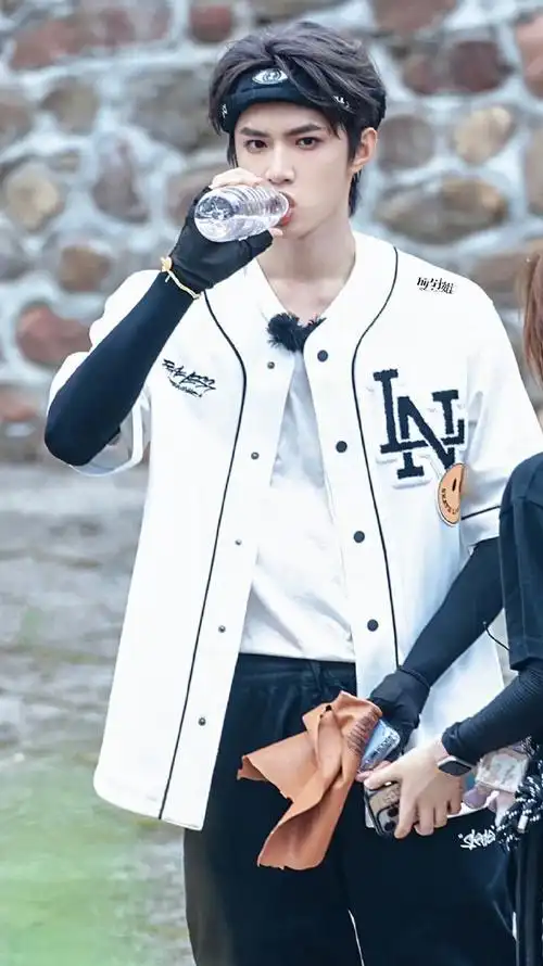 耀文《全员加速中》路透来袭~all black穿搭霸总范十足,谁被这太平洋