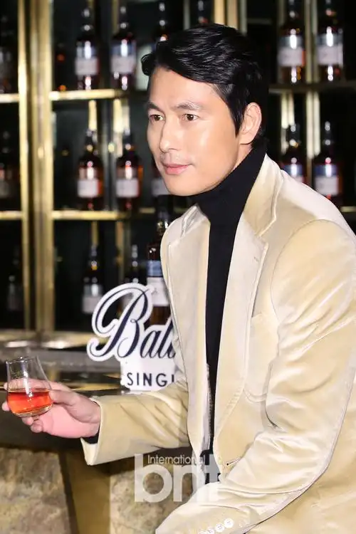 1/13搜狐韩娱讯 6日上午,韩国男演员郑雨盛,李政宰在首尔龙山区汉南洞