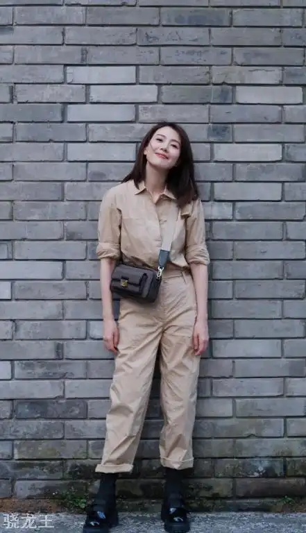 高圆圆新街拍帅气十足!穿工装美成霸气总裁,气场全开竟然无人敌