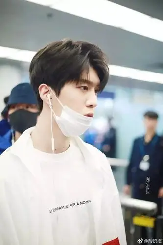 网友机场偶遇nine percent:范丞丞换回黑发亮眼,侧颜精致太迷人