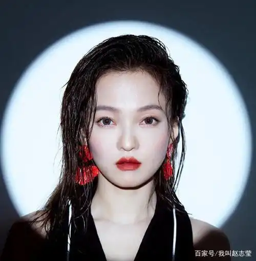 38岁张韶涵换上新发型,烫齐耳发配黑皮衣,效果出奇的好