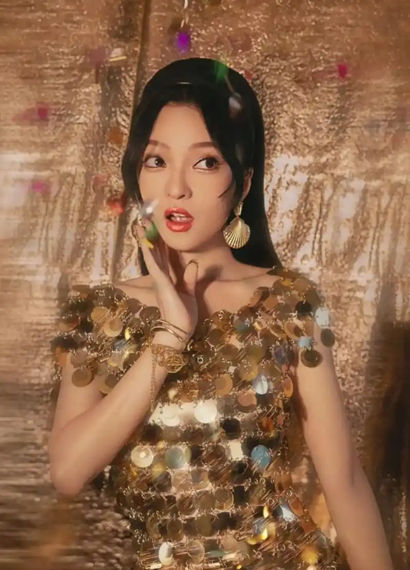 张韶涵好闪#张含韵这套造型真的好美呀![打call]这也太亮太闪了吧!