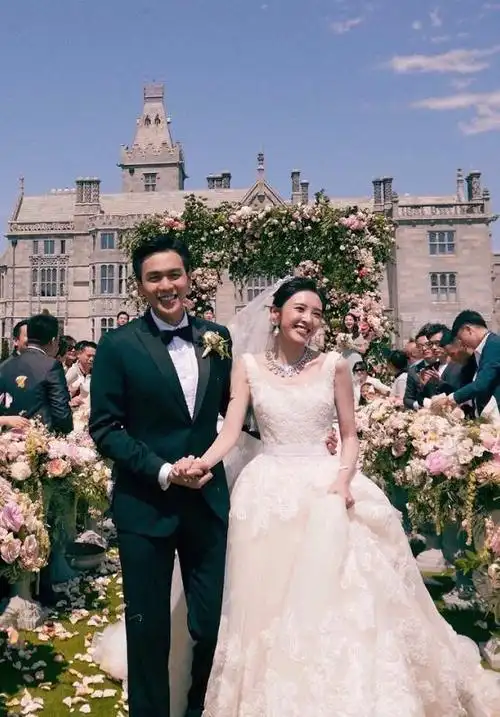 时隔一年再看唐艺昕张若昀婚礼照片,网友:还是被柠檬到了!