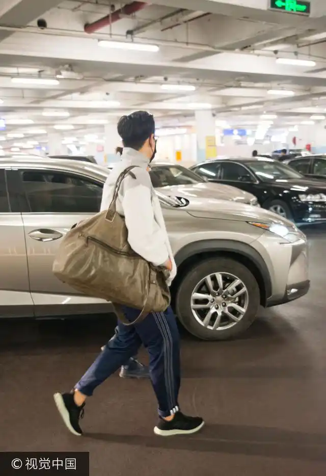 适合做男友!彭于晏温柔提醒粉丝早点休息深夜抵京背头显精英范