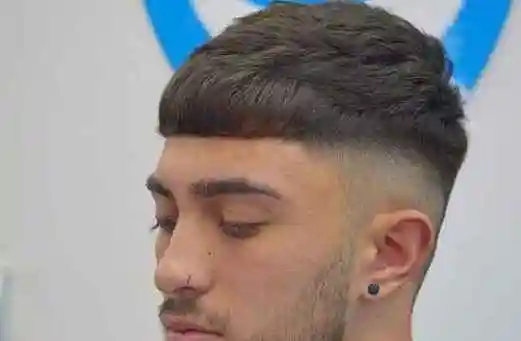 男生的发际线高,可选择齐刘海长发,碎刘海短发,两鬓剃短寸头等等发型.