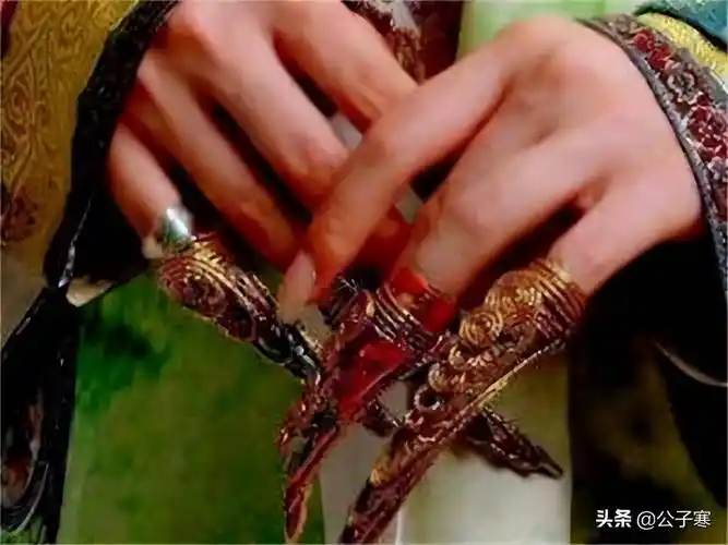 《甄嬛传》中,刚进宫的甄嬛护甲多用蓝绿色装饰,且她的护甲长度大概是