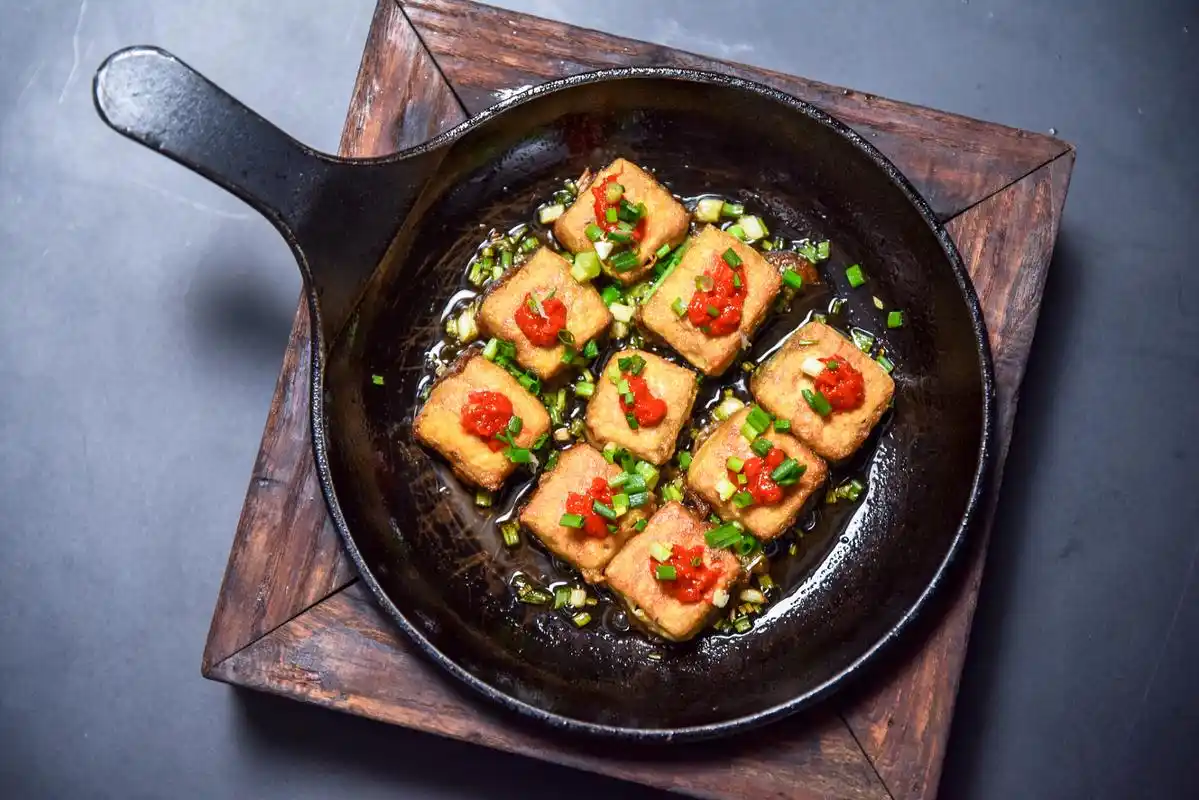 徽菜是安徽地区的传统菜系,以其独特的烹饪技巧,口味浓郁和色彩艳丽而