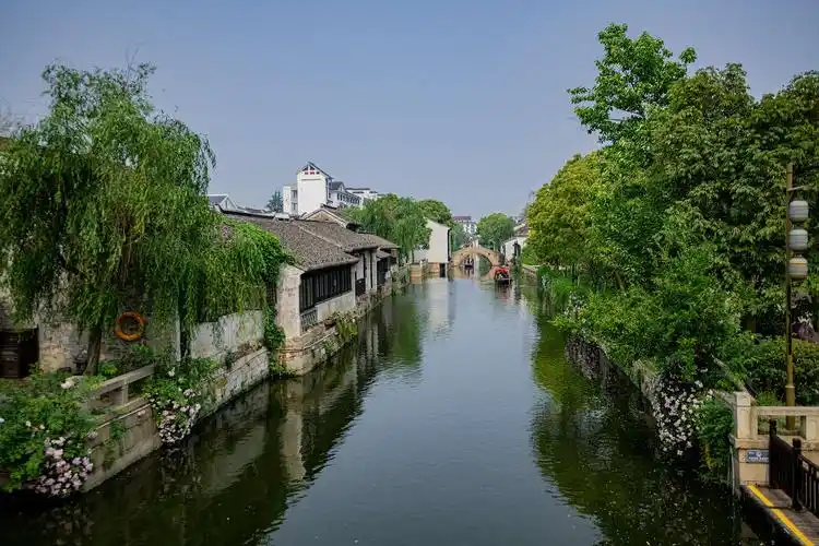 江南水乡古镇小桥多,水乡人家尽枕河.小桥流水人家.