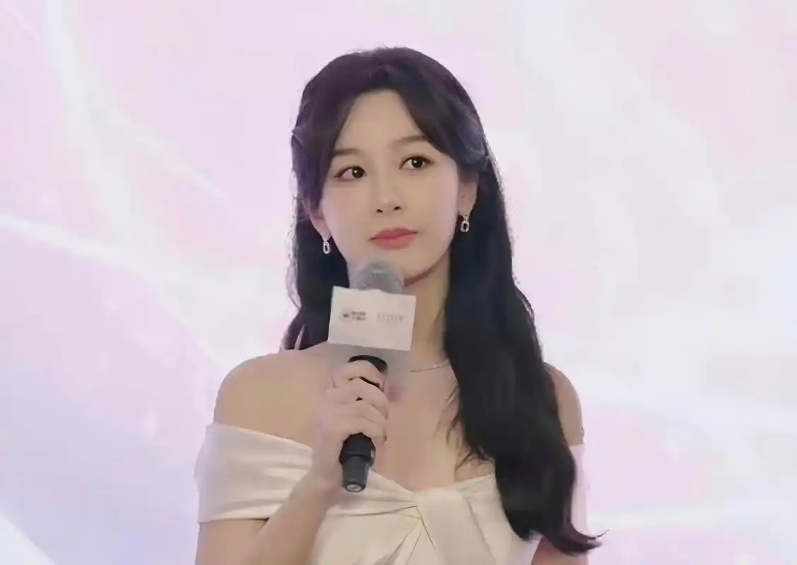 杨紫身穿抹胸蝴蝶结白裙参加活动,这个造型好好看呀,甜美又元气,最近