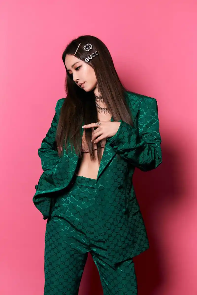 流行天后蔡依林身着绿色西装气质与性感十足#美女# #明星生图大赏