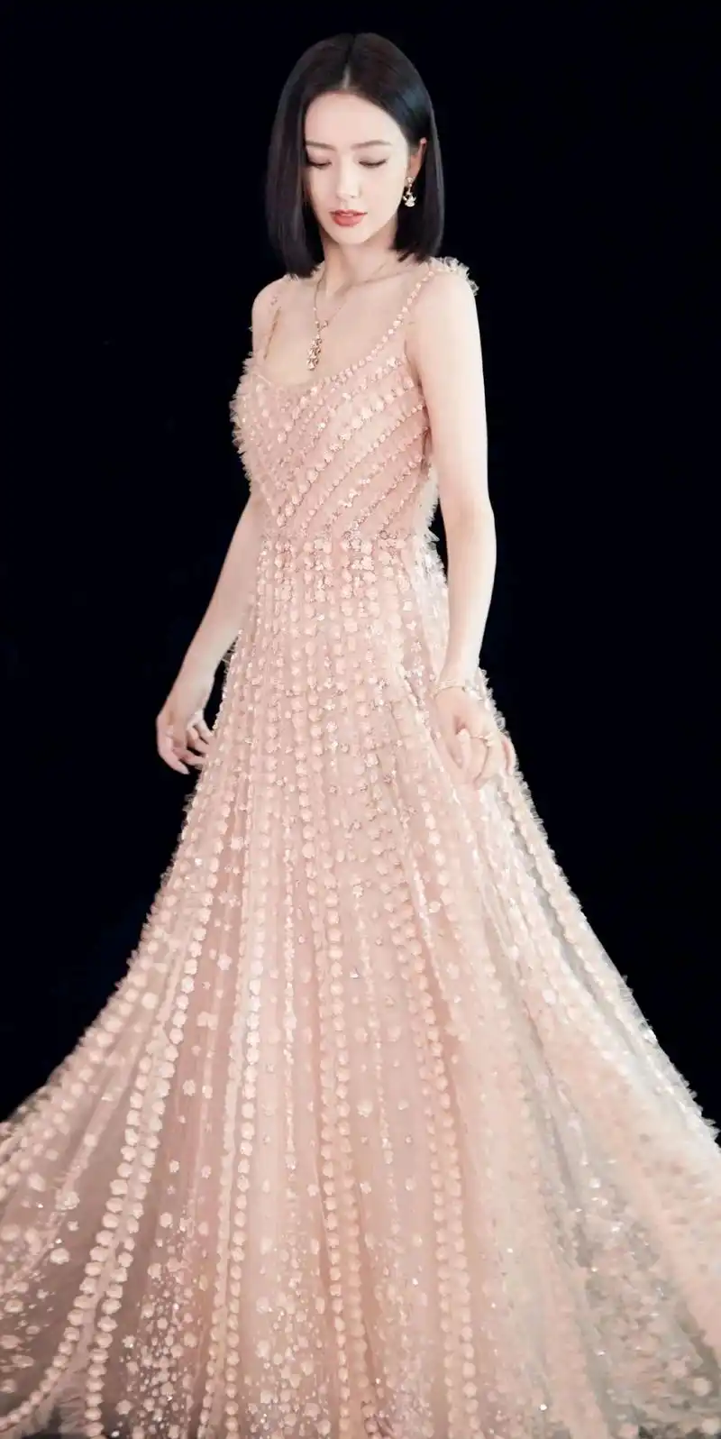 佟丽娅惊艳高清写真,肤白貌美大长腿,疑似仙女下凡来!