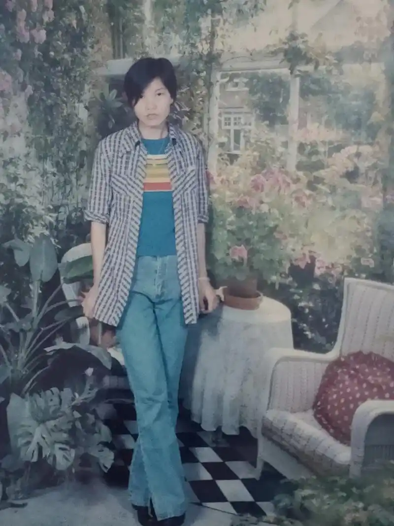 今天无意翻到十八岁的旧照片,时光匆匆一晃快三十年了,一路走来 - 抖