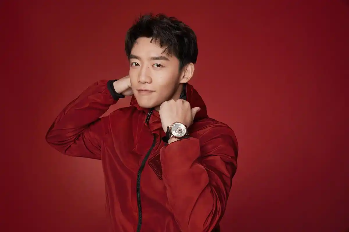 郑恺演绎的2020新年系列大片,讲究的暗红色实力诠释低调奢华版红红火