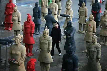 组图:挪威艺术家女兵马俑作品来京展出