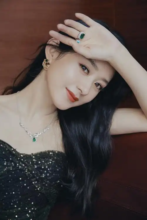 赵丽颖 迪奥品牌大使 身穿2020早秋成衣系列,搭配dior顶级珠宝系列